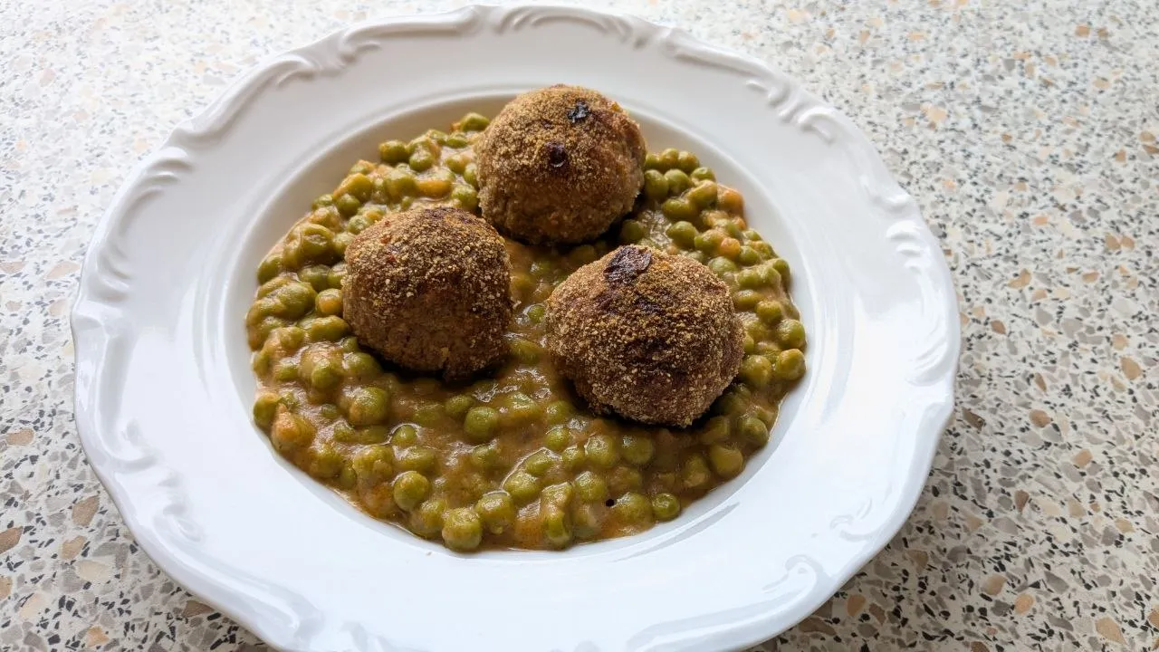 Hungarian-style creamed greenpeas with meatballs