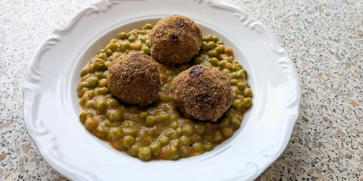 Hungarian-style creamed greenpeas with meatballs